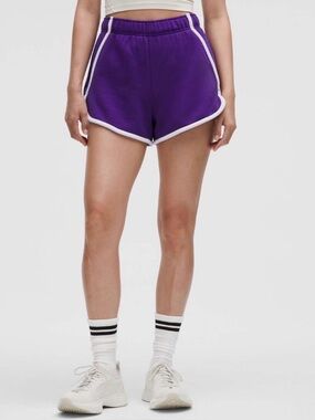 Lululemon Scuba Mid-Rise Oversized Short 3" *Trim
College Purple /Light Ivory xs